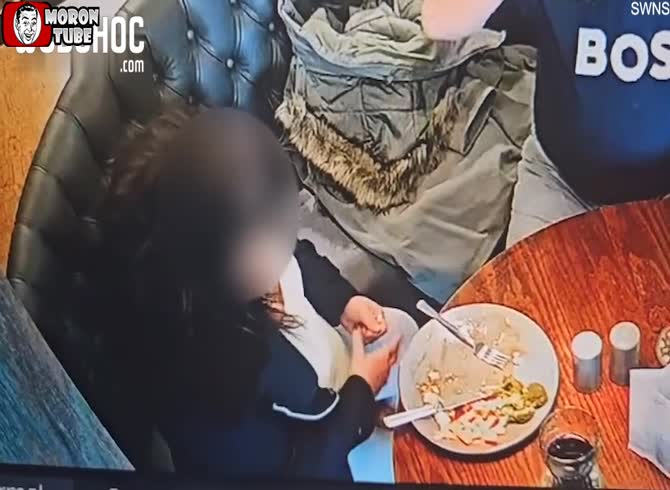 Video :In order to receive a refund, she places her own hair in a plate at a restaurant